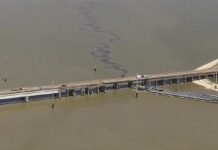 Barcaza choca contra puente en Galveston, Texas, provocando colapso y derrame de petróleo