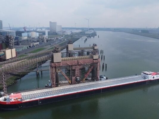 Bautizan Buque con 312 paneles solares