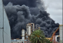 Incendio controlado en la refinería de YPF en Ensenada, Buenos Aires