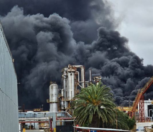 Incendio controlado en la refinería de YPF en Ensenada, Buenos Aires