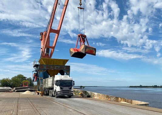Industrias que dependen del río buscan alternativas para sortear la crítica situación del río Paraguay