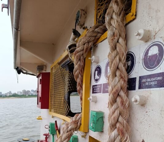 Accidente fluvial en el río Paraguay deja a un contramaestre gravemente herido y alerta sobre la seguridad en maniobras fluviales