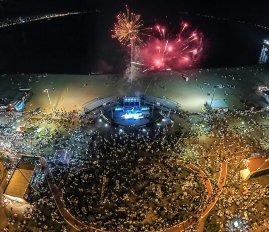 Encarnación recibe el 2025 con una celebración multitudinaria en la playa San José