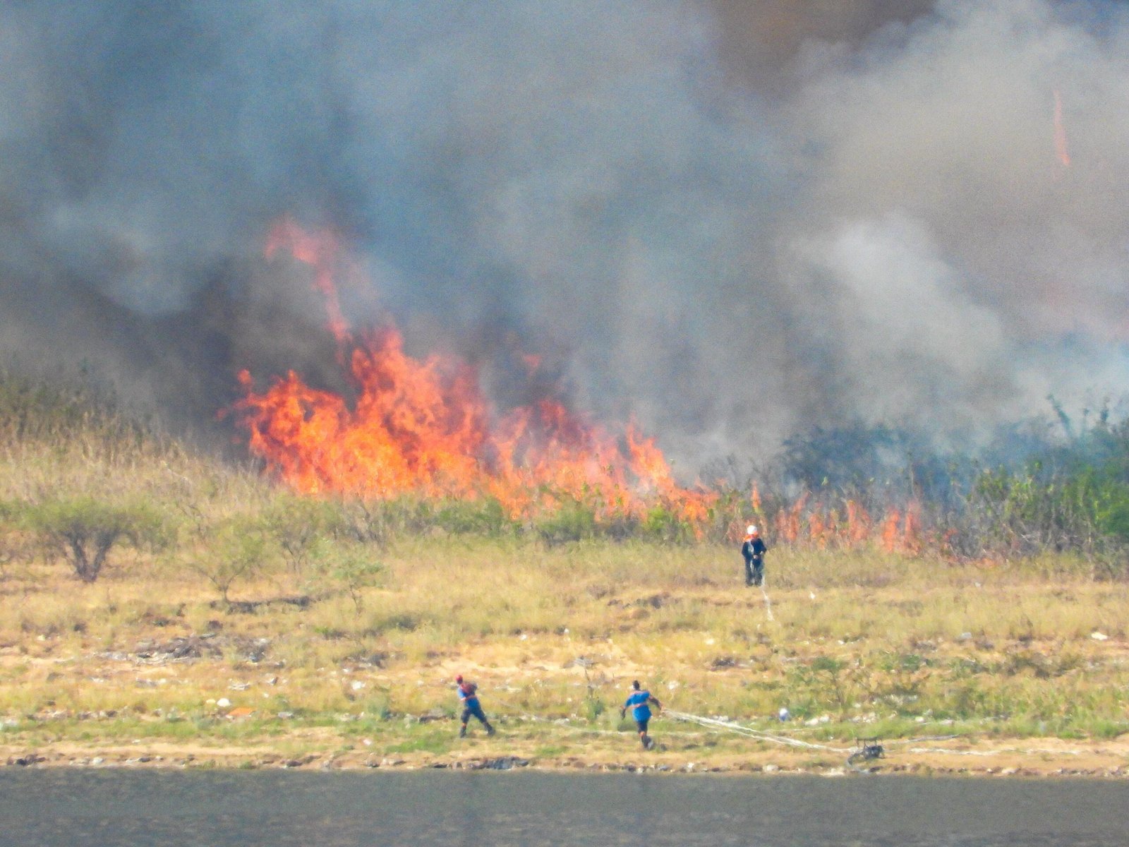 Desastre Ambiental en la Bahía de Asunción: Incendio Arrasa con Banco San Miguel