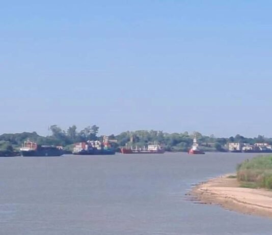 Más de 50 embarcaciones varadas en el paso Bermejo mientras el MOPC suspende el dragado y otorga contrato a otra empresa