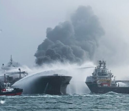 Colisión en el Mar del Norte: un incendio incontrolable y peligro ambiental