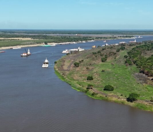 Autoridades y empresarios inspeccionan el río Bermejo ante la crisis de navegación