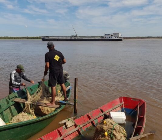 Pescadores de isla Ybycuí denuncian que dragas y embarcaciones impiden su trabajo
