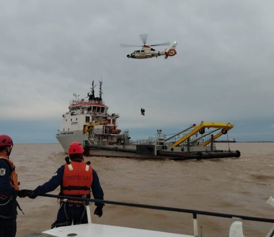 Milimétrico rescate en altamar: Prefectura aero evacuó a un tripulante descompensado en el Canal Punta Indio