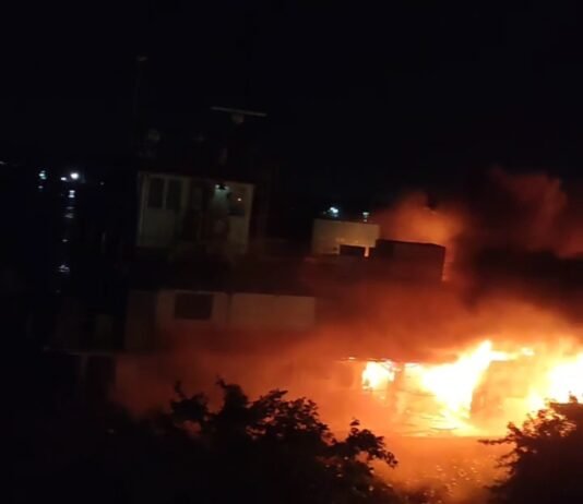 El remolcador JULIE fue devorado por el fuego; todos los tripulantes fueron rescatados