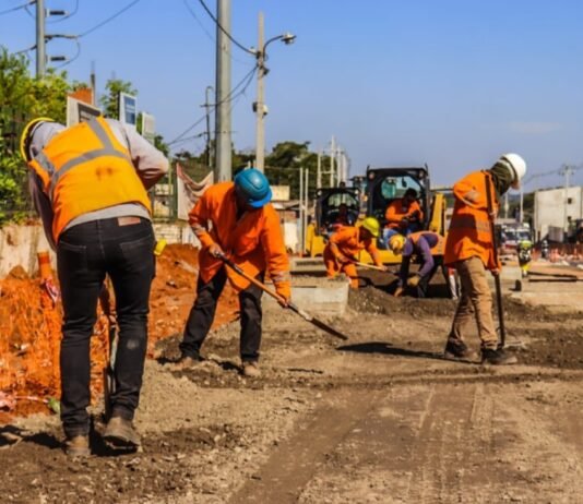 La construcción lidera el empleo en el primer trimestre del 2025, pero preocupa caída del comercio, servicios e industria