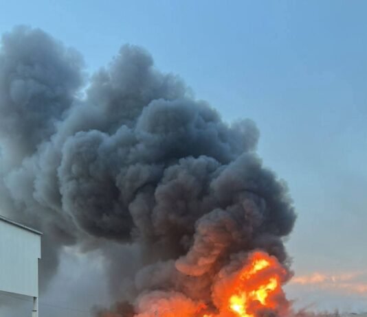 Incendio de gran magnitud consume tres depósitos de Centro Logístico NSA en Luque