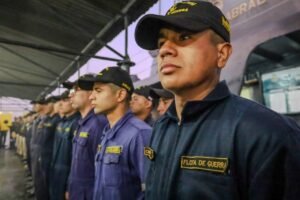 Reconocimiento a todos los tripulantes de ambos buques que participaron en la misión humanitaria.