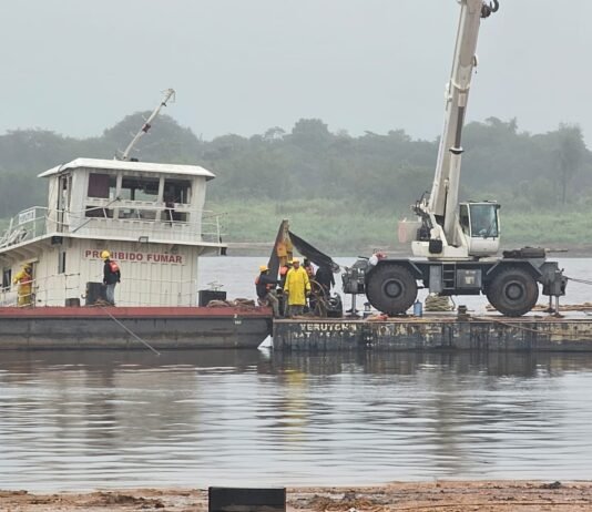 Trabajan en el reflotamiento del remolcador Yeruti II tras hundimiento en Villeta