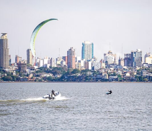 Vela despliega técnica y velocidad en Encarnación en los Juegos Panamericanos Junior ASU2025