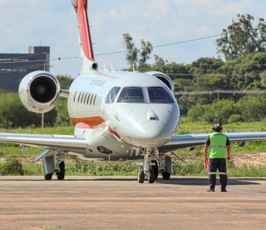Avión especial sobrevoló Asunción en demostración técnica desde el Silvio Petirossi