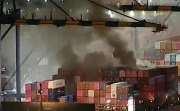 Incendio en buque portacontenedores moviliza un amplio operativo en el Puerto de Los Ángeles