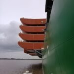 Arriban a Nueva Palmira las primeras 16 barcazas de la megaflota que proyecta LHG Mining para operar en la Hidrovía Paraguay–Paraná