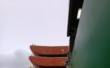 Arriban a Nueva Palmira las primeras 16 barcazas de la megaflota que proyecta LHG Mining para operar en la Hidrovía Paraguay–Paraná