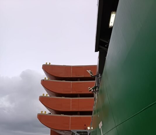 Arriban a Nueva Palmira las primeras 16 barcazas de la megaflota que proyecta LHG Mining para operar en la Hidrovía Paraguay–Paraná