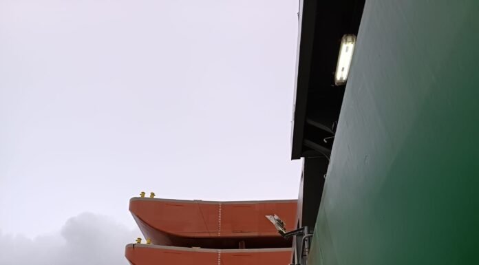 Arriban a Nueva Palmira las primeras 16 barcazas de la megaflota que proyecta LHG Mining para operar en la Hidrovía Paraguay–Paraná