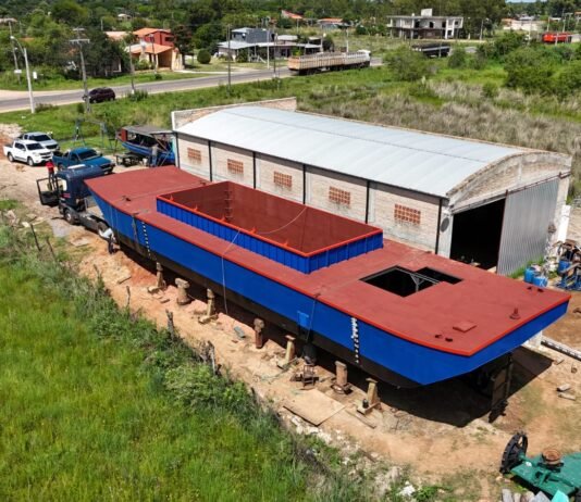 Pilar hace historia con la botadura del primer buque arenero construido íntegramente en la ciudad