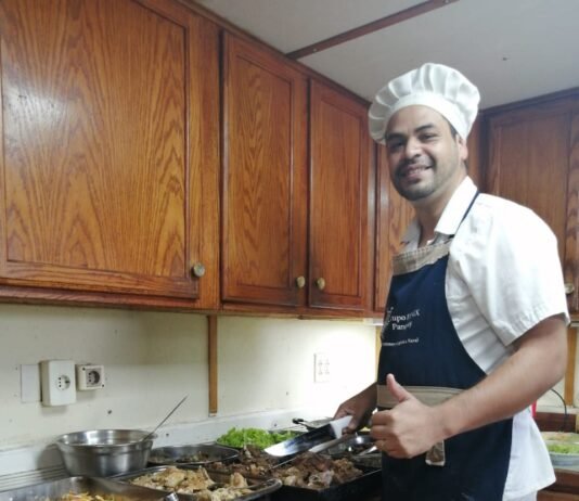 Justo Riveros: El cocinero del río que sazona la ausencia con música y amor