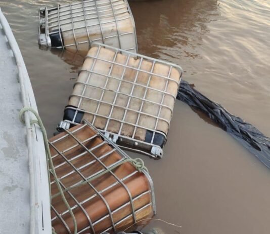 Prefectura Naval incauta 4.000 litros de combustible tras operativo en el Bañado Sur