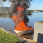 Incendio destruyó una embarcación en el puerto de Paso de Patria