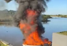 Incendio destruyó una embarcación en el puerto de Paso de Patria