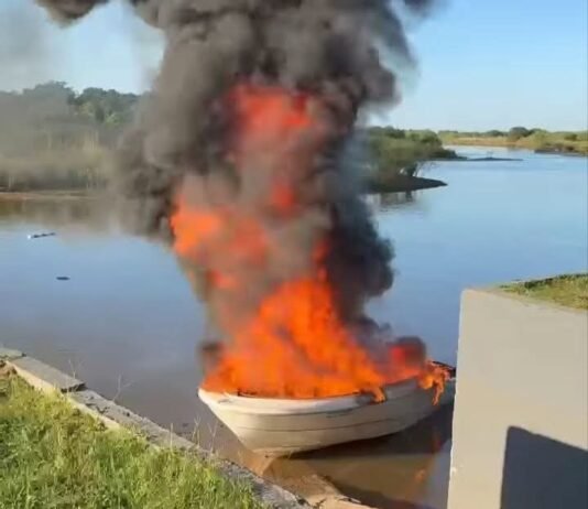 Incendio destruyó una embarcación en el puerto de Paso de Patria