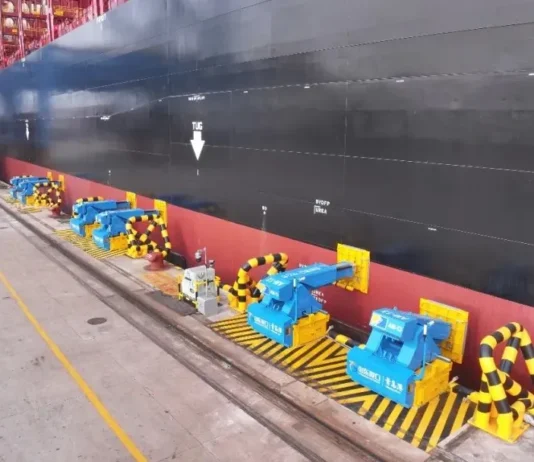 China pone en operación el primer sistema de amarre automático sin cabos para megabuques portacontenedores