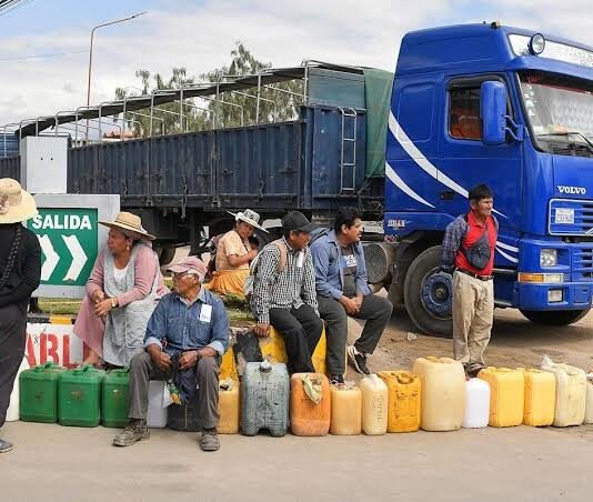 Bolivia abre el mercado de combustibles y pone fin a décadas de subsidios estatales