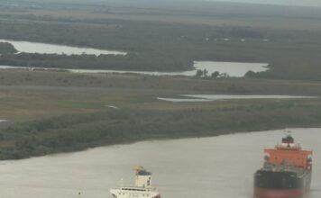 Impactante choque de buques frente a Rosario: barcazas se desprendieron tras colisión en el Paraná