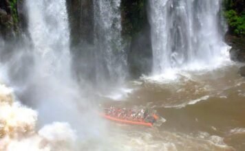 Tragedia en las Cataratas del Iguazú: investigan las causas del vuelco de una embarcación turística que dejó un fallecido