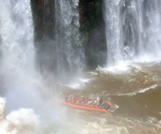 Tragedia en las Cataratas del Iguazú: investigan las causas del vuelco de una embarcación turística que dejó un fallecido
