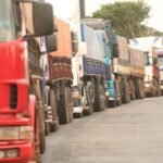 Camioneros advierten un posible colapso del transporte ante la suba del combustible