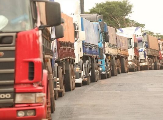 Camioneros advierten un posible colapso del transporte ante la suba del combustible
