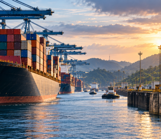 Congestión en puertos de Asia y restricciones en el Canal de Panamá presionan las tarifas marítimas