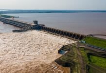 La Entidad Binacional Yacyretá abre sus compuertas ante una masiva crecida del río Paraná