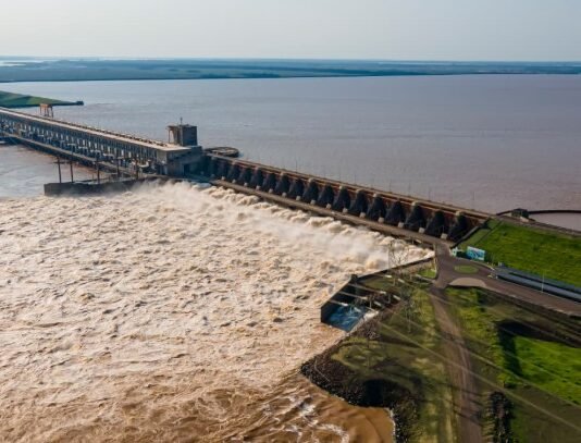 La Entidad Binacional Yacyretá abre sus compuertas ante una masiva crecida del río Paraná